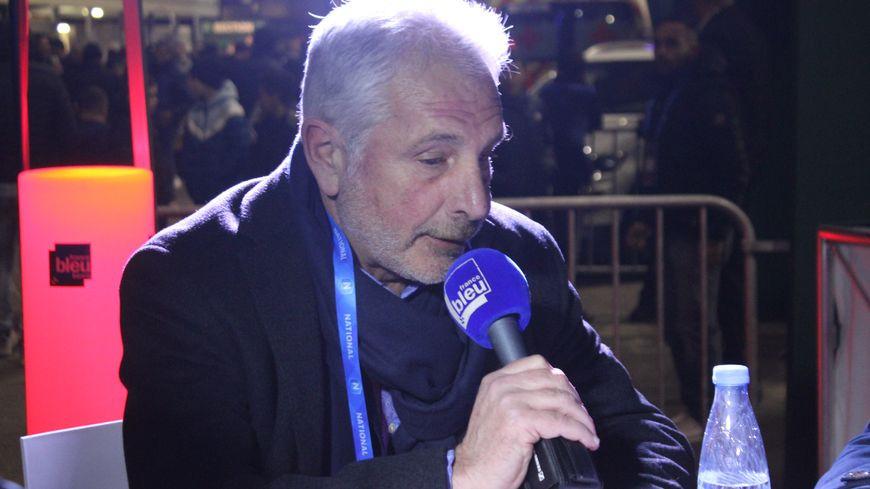 Quyền Chủ tịch của Pau FC khi đó do Jacques le Coadou đảm nhiệm trước khi được Joel Lopez (một đồng đội cũ của ông Bernard Laporte-Fray) tiếp quản. Ông Bernard Laporte-Fray chuyển tới sống ở Senegal. Ảnh: France Bleu