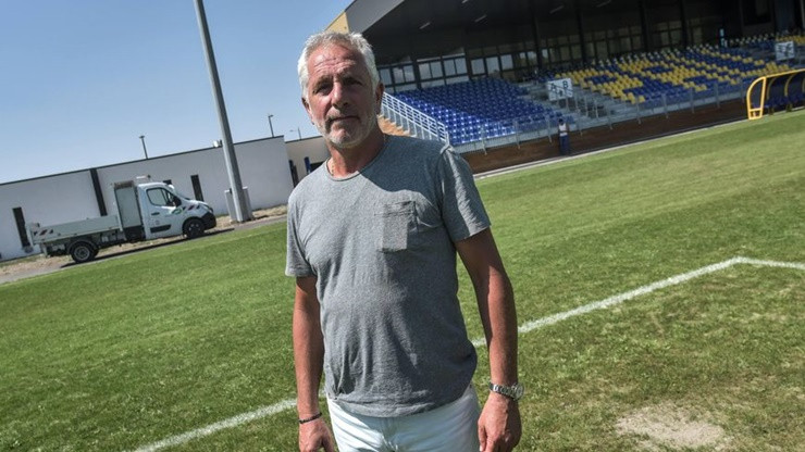 Năm 2001, Chủ tịch Pau FC Bernard Laporte-Fray và Giám đốc thể thao Richard Allenda bị kết án tù vì tàng trữ ma túy. Ảnh: Pau FC