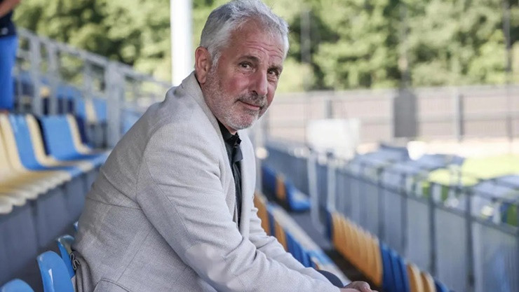 Năm 1995, ông mua lại Pau FC để tránh câu lạc bộ này bị phá sản. Ảnh; Getty