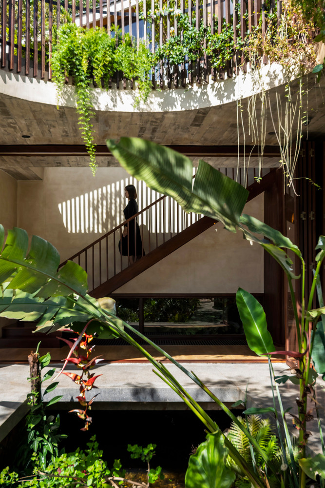 Phòng khách và sân vườn được kết nối và tương tác với nhau.