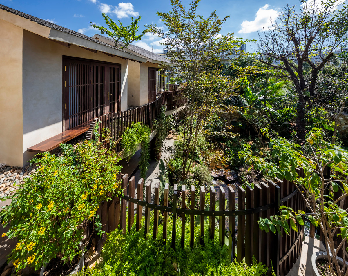 Công trình rộng 600m2 của đôi vợ chồng trẻ là hiện thân của những kỷ niệm đẹp, của tình yêu với thiên nhiên và những giá trị cốt lõi của cuộc sống.