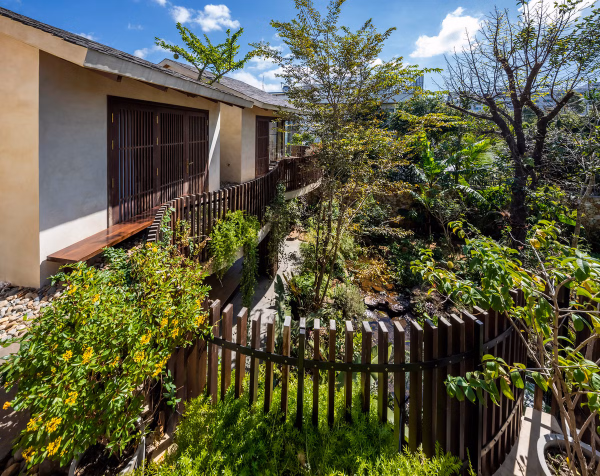 Công trình rộng 600m2 của đôi vợ chồng trẻ là hiện thân của những kỷ niệm đẹp, của tình yêu với thiên nhiên và những giá trị cốt lõi của cuộc sống.