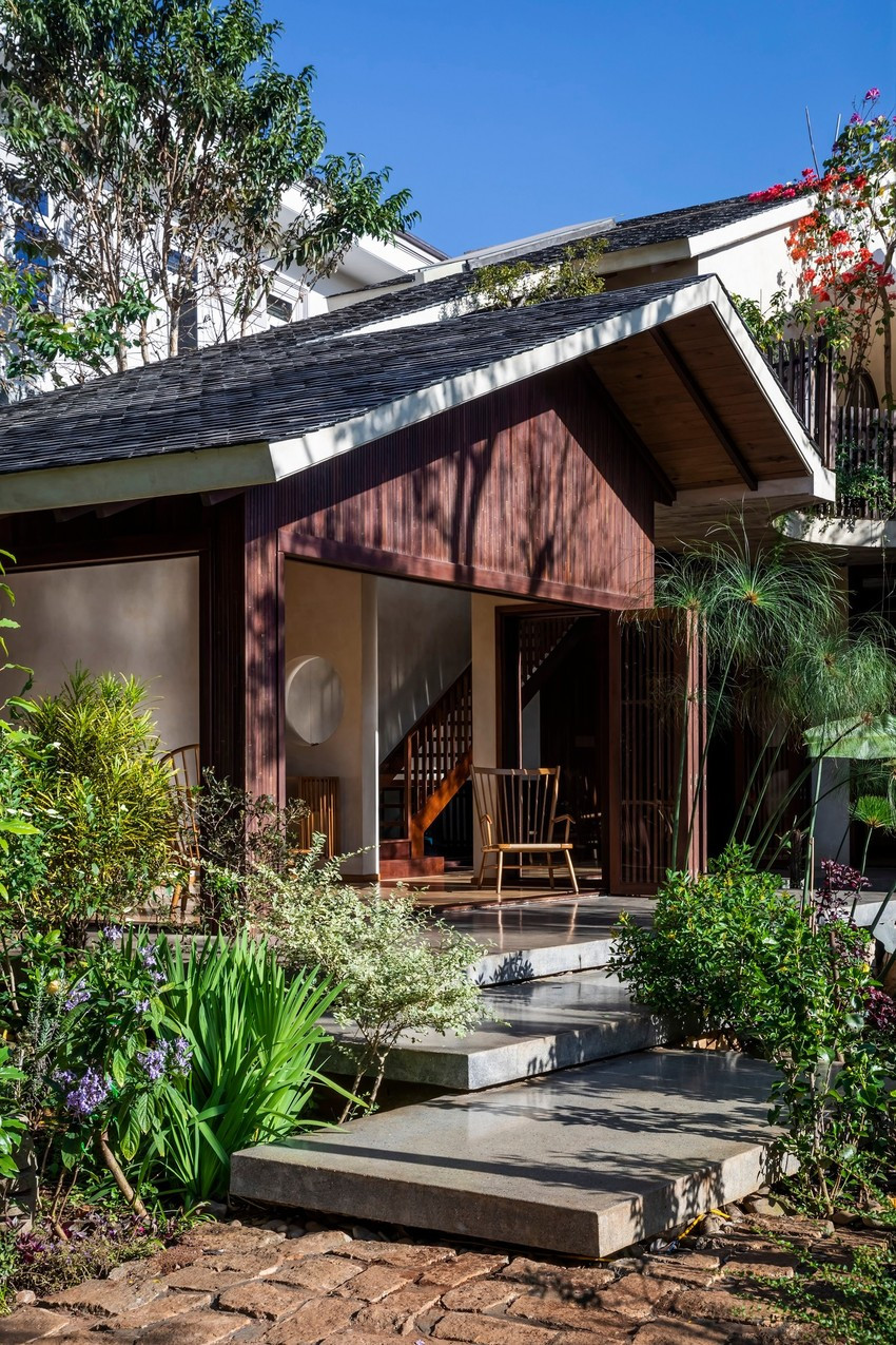 Các không gian riêng tư được bố trí xen kẽ bởi các khoảng cây xanh.