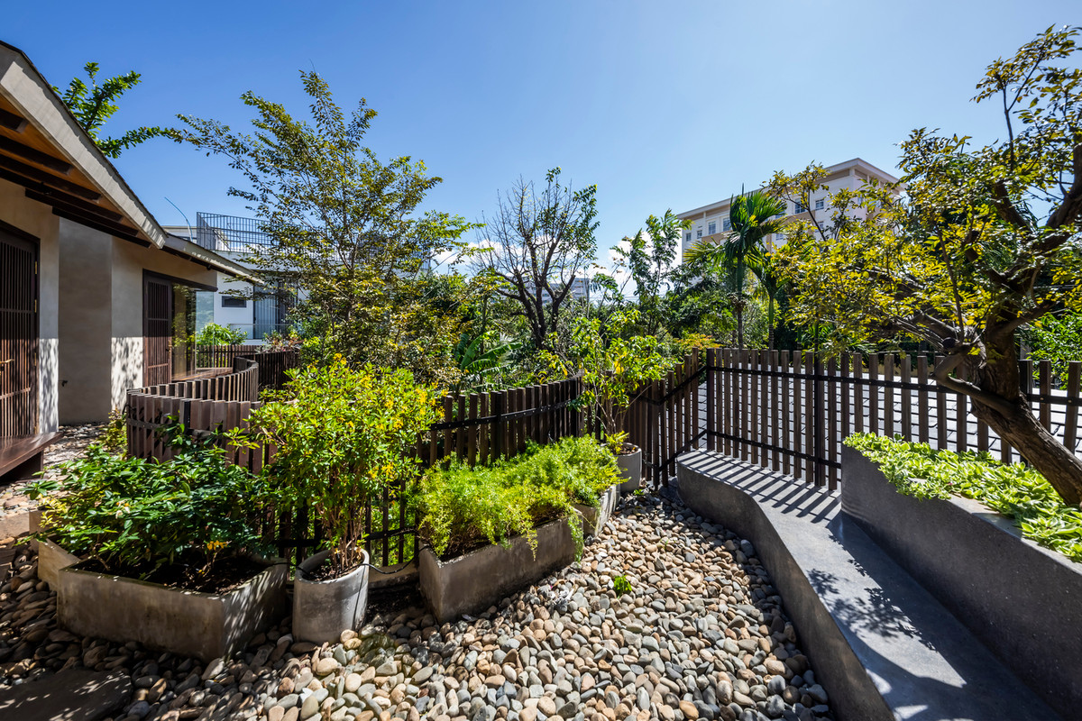 Bao quanh ngôi nhà là khu vườn xanh mướt.