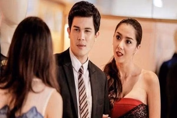 Ngay ra toa ly hon, thai do vui mung cua co ban than he lo thu doan dang so