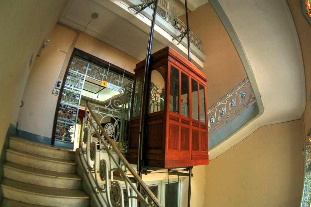 Cầu thang dinh thự được lát đá cẩm thạch có lan can sắt uốn duyên dáng. Đặc biệt, trong nhà còn có một thang máy cổ. Ảnh: Qqpdesign