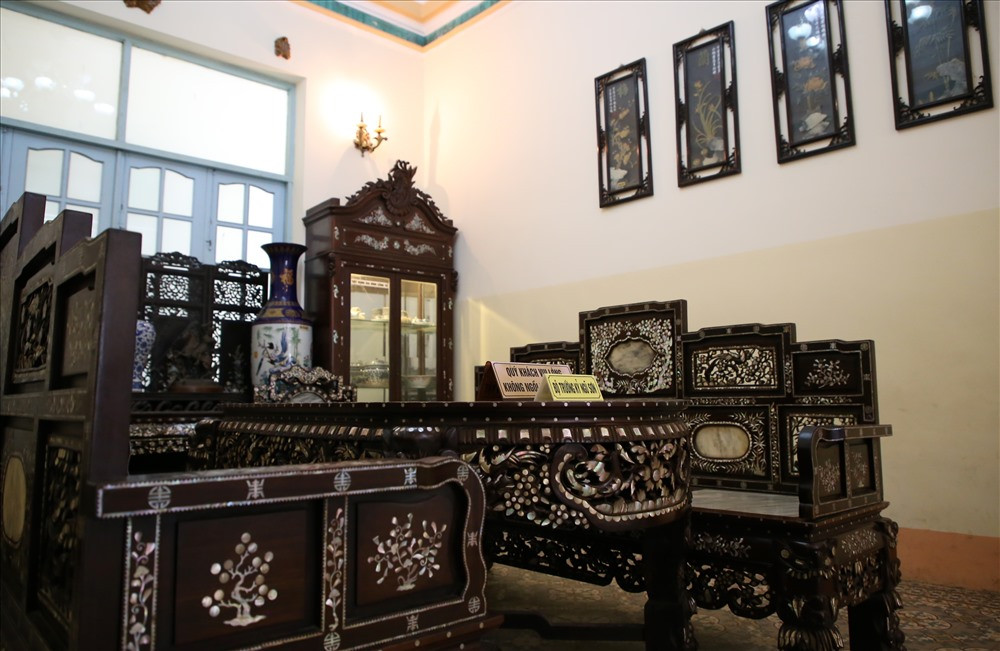 Bộ trường kỷ ngũ sơn sang trọng, nổi bật trong phòng tiếp khách. Ảnh: Lao động