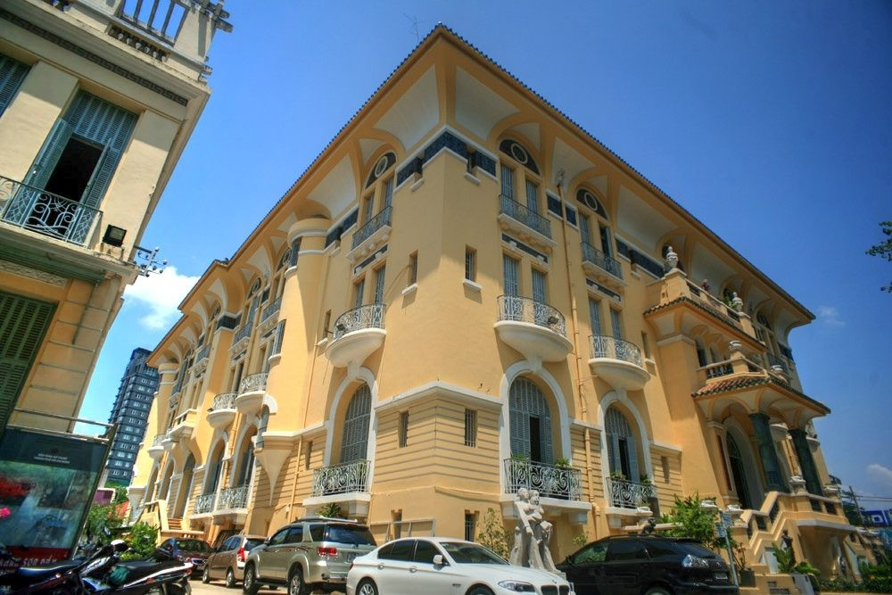 Tọa lạc tại số 97A Phó Đức Chính, quận 1 (TP HCM), dinh thự hiện là trụ sở của Bảo tàng Mỹ thuật TP HCM. Nhà cao 4 tầng, sử dụng kết cấu bê tông cốt thép. Ảnh: Qqpdesign
