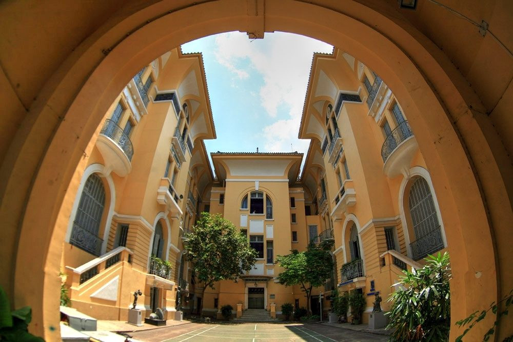 Do quy mô lớn với nhiều phòng ốc nên người Sài Gòn còn gọi dinh thự của chú Hỏa là căn nhà 99 cửa. Tuy nhiên, đây có lẽ chỉ là con số tượng trưng. Số cửa thực tế của tòa nhà có thể còn nhiều hơn. Ảnh: Qqpdesign