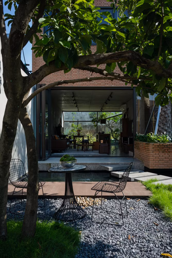 Vật liệu chính sử dụng trong thiết kế nhà là gạch thô và bê tông nhằm tập trung vào sự mạch lạc của không gian và ánh sáng.