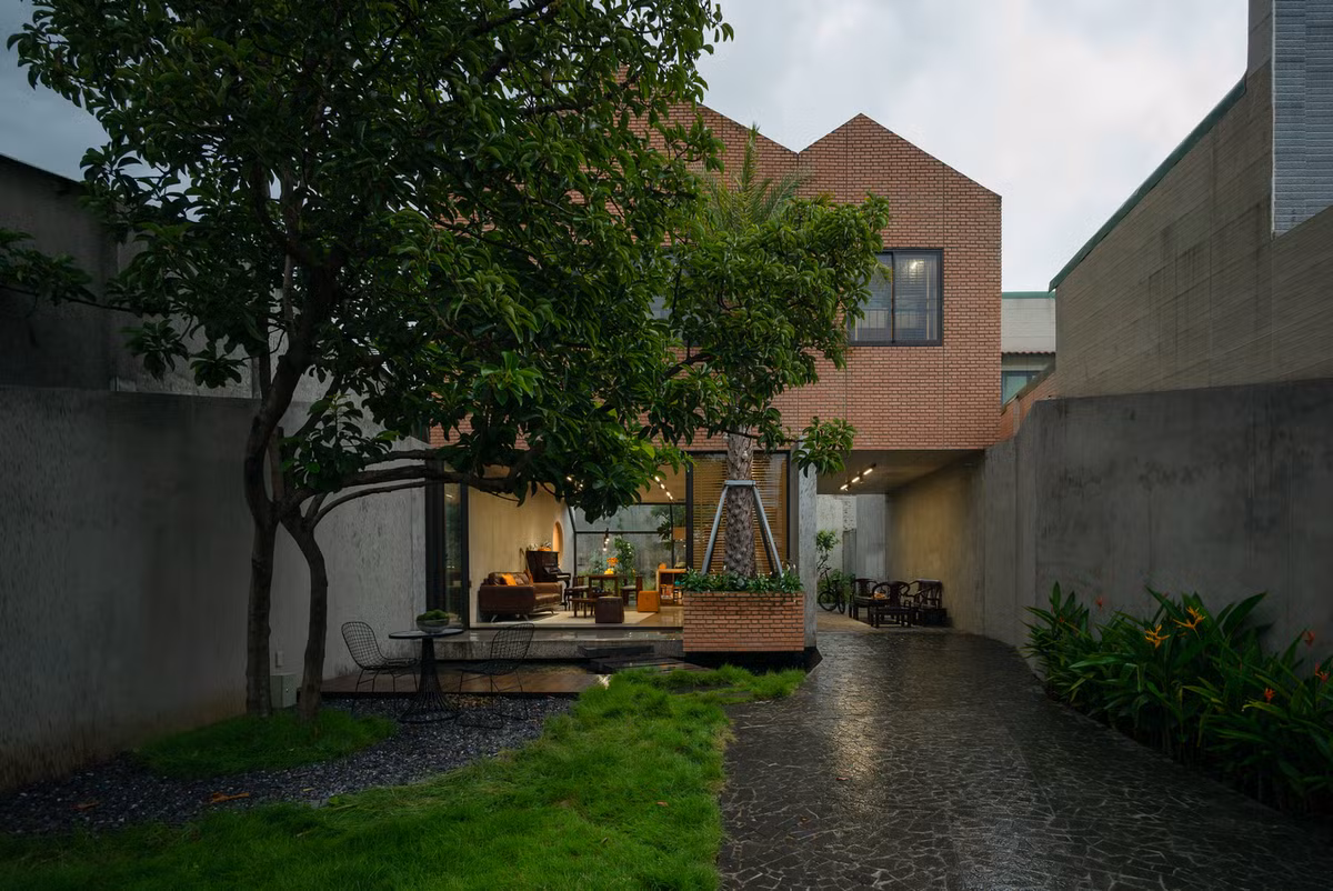 Về cảnh quan, kiến trúc sư không muốn là cho nó phức tạp. Mục tiêu là sạch sẽ, đơn giản và tự nhiên nên cây có từ nhiều năm trước được giữ lại.