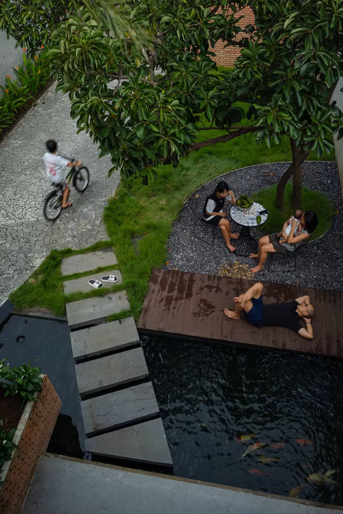 Không gian tràn ngập cây xanh giúp ngôi nhà mát mẻ và gần gũi thiên nhiên.