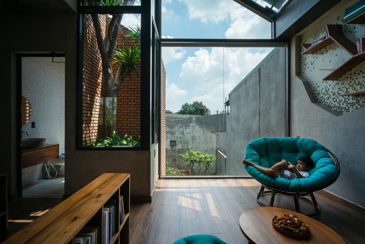 3 phòng ngủ được bố trí trên cùng một tầng và xung quanh là khu sinh hoạt chung - nơi mọi thành viên có thể ngồi cạnh nhau và ngắm bầu trời đêm qua mái kính.