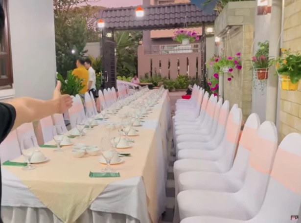 Nam diễn viên dùng trọn vẹn tầng 1 cho phòng khách, và nhà bếp. Khoảng sân nhỏ phía sau nhà với sức chứa khoảng 40 người dùng để tiệc tùng với bạn bè. Ảnh chụp màn hình