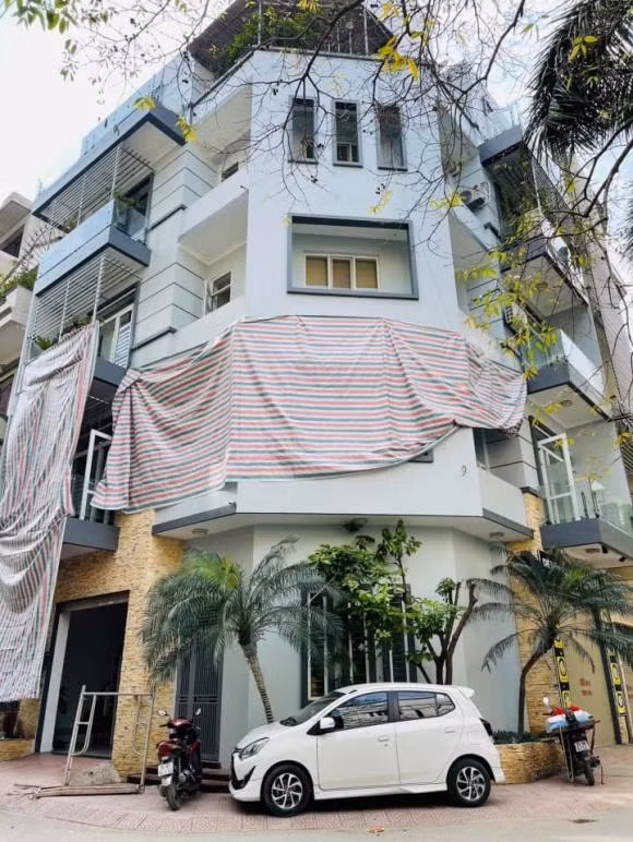 Trước khi vướng lùm xùm, Hồng Đăng và Hồ Hoài Anh đều được biết đến với khối tài sản không phải dạng vừa. Diễn viên Hồng Đăng sở hữu cơ ngơi khang trang ở trung tâm Hà Nội và mới tu sửa lại vào năm 2021. Ảnh: FBNV