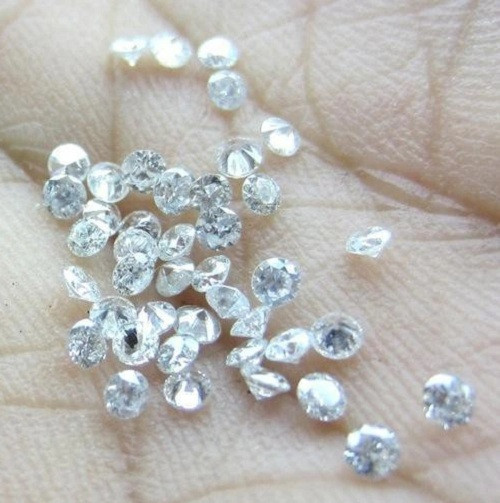 Kim cương xuất xứ từ Angola, Botswana, Namibia hay Nga được chuyển tới Surat đánh bóng rồi xuất hiện tại nhiều thị trường kim cương lớn trên thế giới như Mỹ, Hong Kong, Singapore… Ảnh: Foreignpolicy