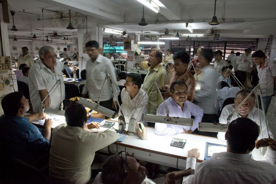 Ước tính có khoảng 3000 người tới chợ Mahidharpura buôn bán mỗi ngày. Ảnh: Foreignpolicy