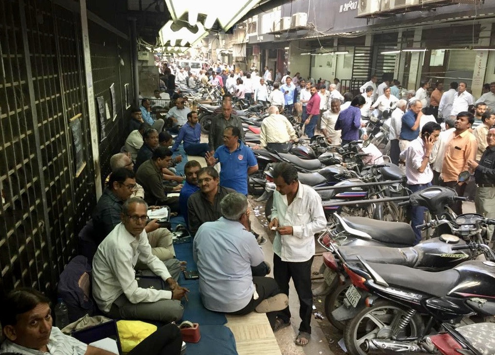 Các giao dịch mua bán kim cương chẳng khác một món hàng giá rẻ. Ảnh: Twitter