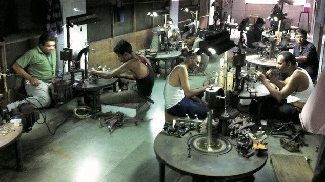 Xưởng đánh bóng kim cương lớn nhất ở Surat. Ảnh: Twitter