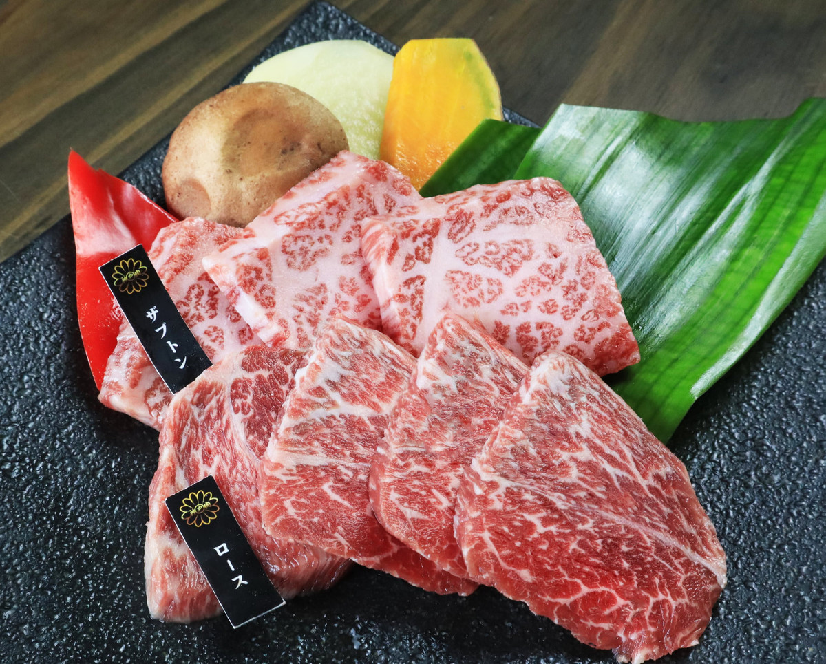 Bên cạnh dược liệu, thực phẩm tươi sống cũng là mặt hàng được giới nhà giàu lựa chọn làm quà Tết. Nổi bật bật nhất là thịt bò Kobe. Ảnh: Yakiniku Sakura