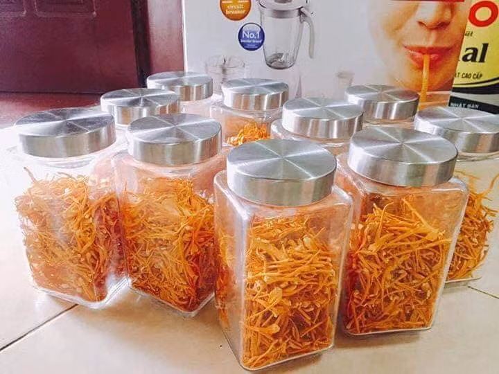 Lý do khiến đông trùng hạ thảo được ưa chuộng trong dịp Tết là hộp gói đẹp lại tốt cho sức khỏe. Ảnh: Facebook