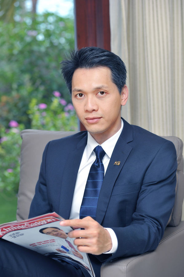 Trần Hùng Huy gia nhập ngân hàng của gia đình từ năm 2002 với chức danh chuyên viên nghiên cứu thị trường. 4 năm sau anh được lên chức Phó TGĐ kiêm thành viên Hội đồng quản trị (HĐQT). Ảnh: ACB