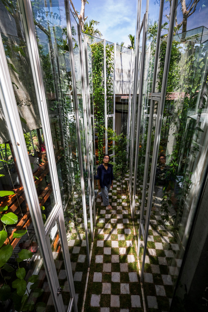 Dưới những ngọn núi, có những hang động rất mát mẻ và an toàn. Bốn hang động được làm bằng kính luôn tràn ngập ánh nắng và gió tự nhiên tạo cảm giác thoải mái.