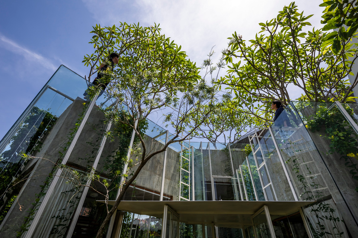 Bốn khối, với các chiều cao khác nhau, được đặt ngẫu nhiên và xoay ở các góc khác nhau. Tất cả được kết nối với nhau bằng các lối đi và có thể tiếp cận thông qua các thang cố định.