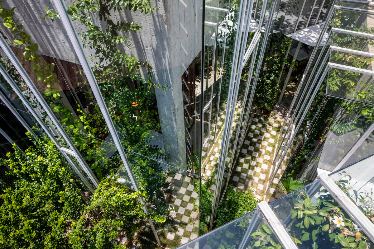 Đi dạo trên đỉnh nhà giống như đi qua dãy núi trập trùng.