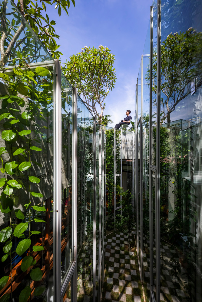 Nhà gồm 4 khối được bao phủ bởi ba lớp, lần lượt là kính, dây leo và bê tông từ ngoài vào trong, cây cối trên đỉnh, một tầng, chỉ có 55m2 diện tích được sử dụng để xây dựng.