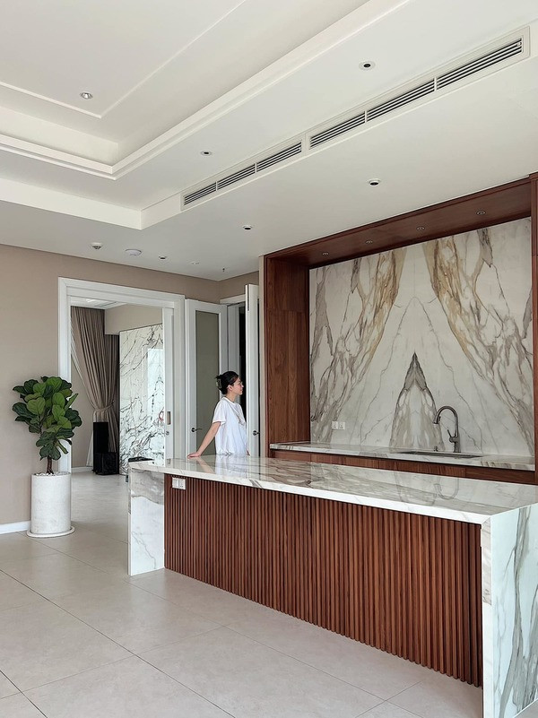 Căn nhà của Phương Khánh có màu trắng, nâu chủ đạo.