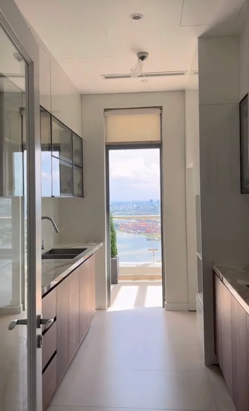 Mọi góc trong căn hộ đều có ánh sáng tự nhiên chiếu vào.