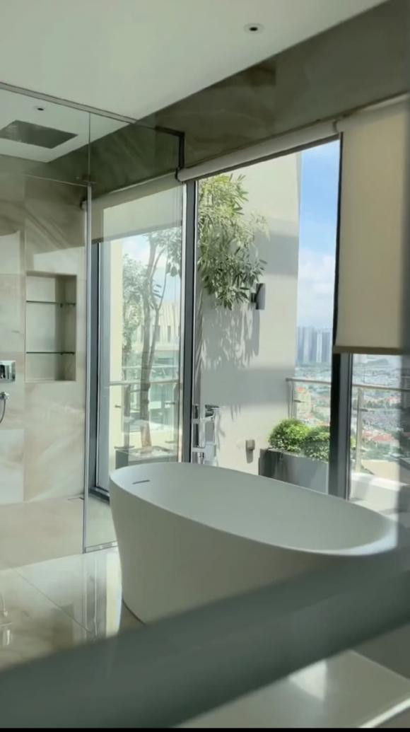 Trong phòng tắm được trang bị nội thất hiện đại như trong khách sạn cao cấp.