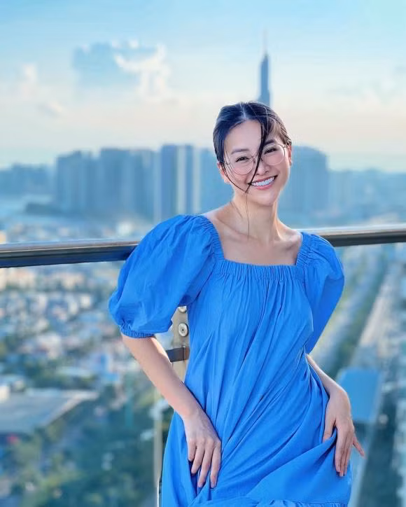 Nguyễn Phương Khánh là người đẹp Việt đầu tiên đăng quang Hoa hậu Trái đất 2018. Mới đây, Hoa hậu Phương Khánh chia sẻ trên trang cá nhân của mình đoạn clip giới thiệu từng ngóc ngách trong penthouse mới mua.