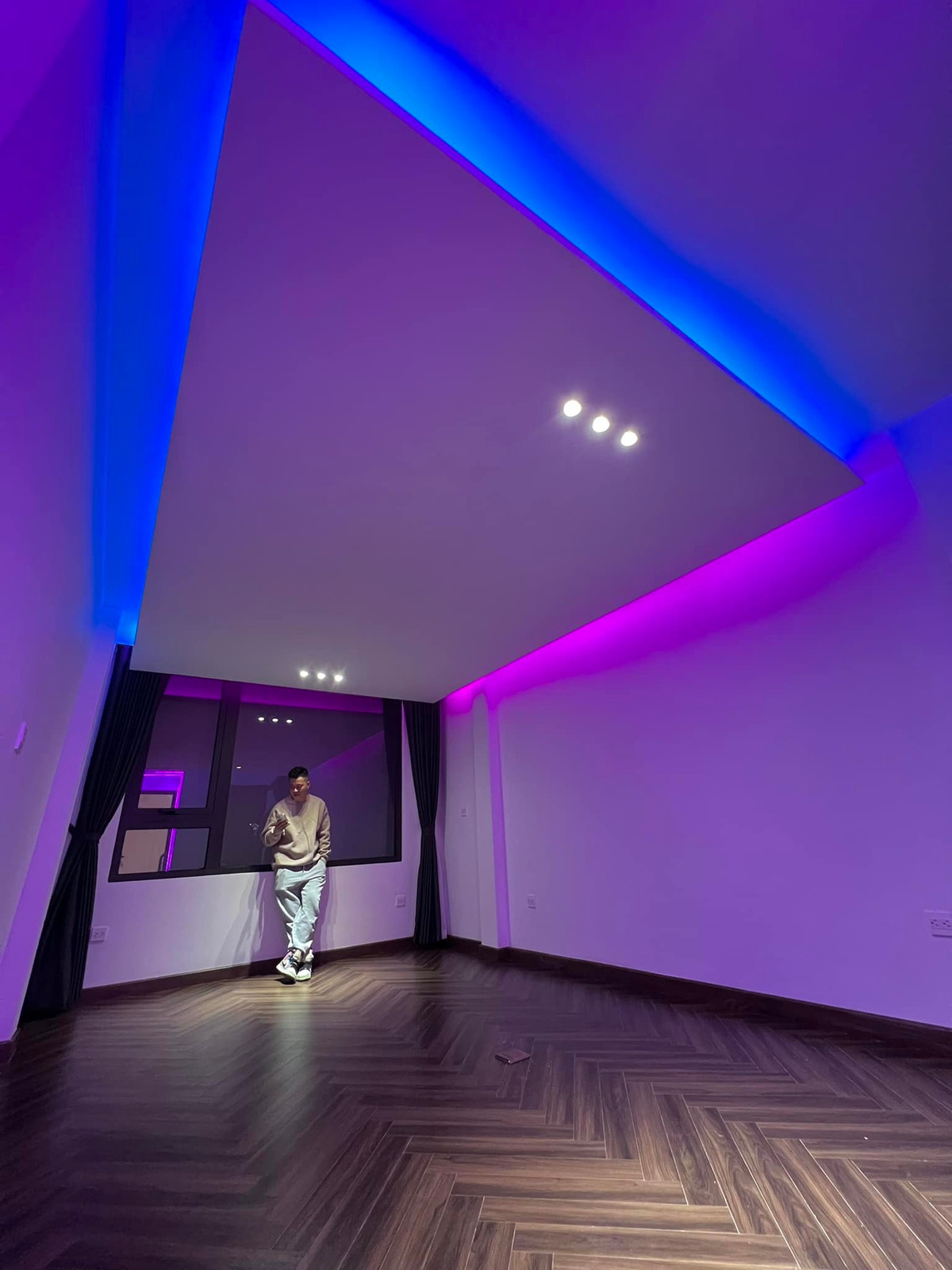 Sàn nhà ốp gỗ sang trọng mà ấm cúng.