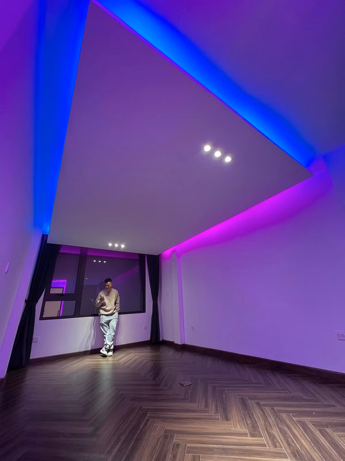 Sàn nhà ốp gỗ sang trọng mà ấm cúng.