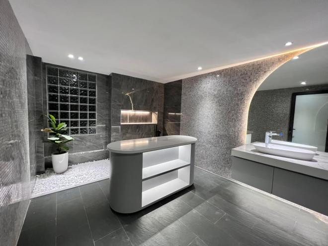 Các góc phòng đều có sự xuất hiện của cây xanh, mang lại vẻ tươi mới.