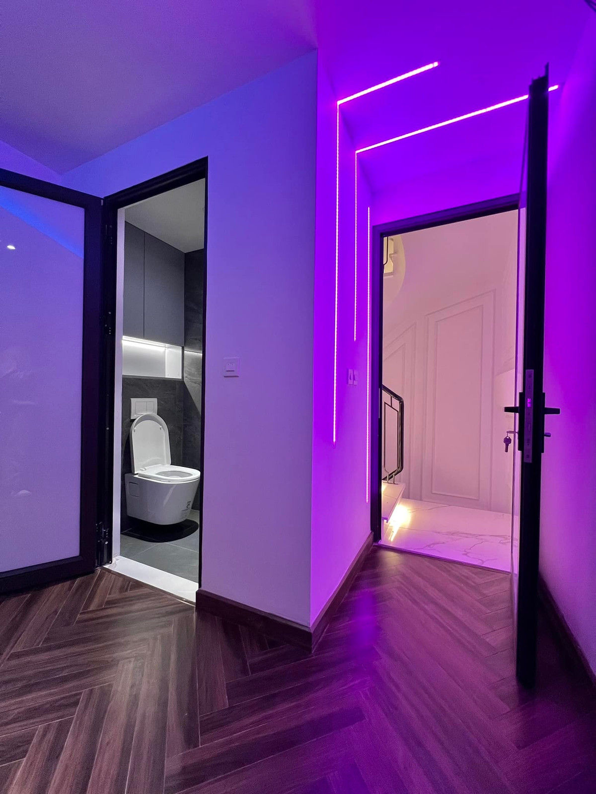 Phòng tắm hiện đại với bồn cầu lơ lửng. Nguồn ảnh: FBNV