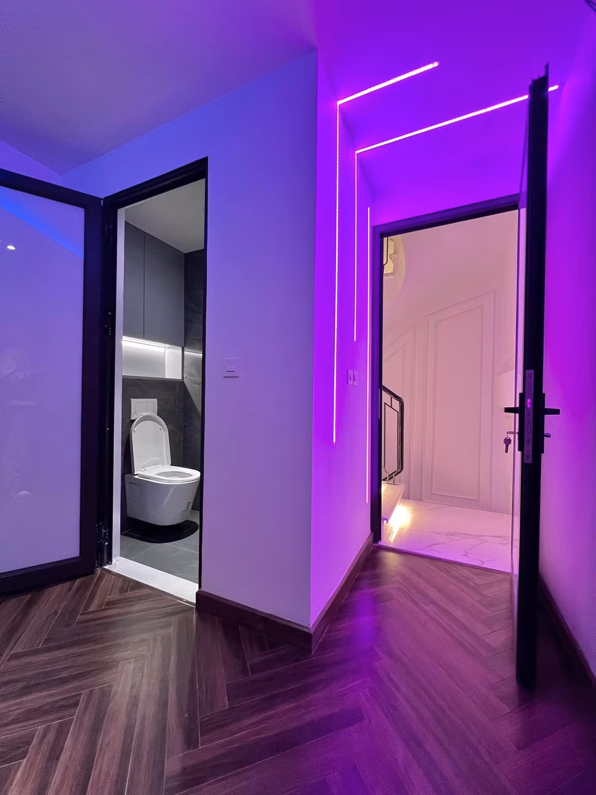 Phòng tắm hiện đại với bồn cầu lơ lửng. Nguồn ảnh: FBNV