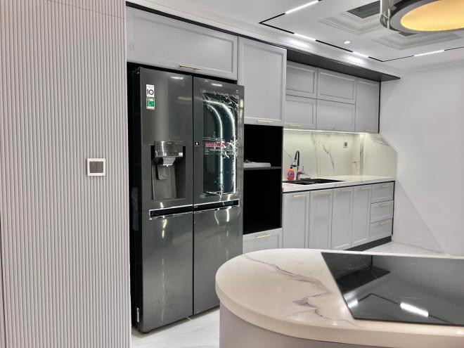 Khu vực bếp với tông trắng hiện đại, được trang bị đầy đủ các thiết bị tiện nghi.