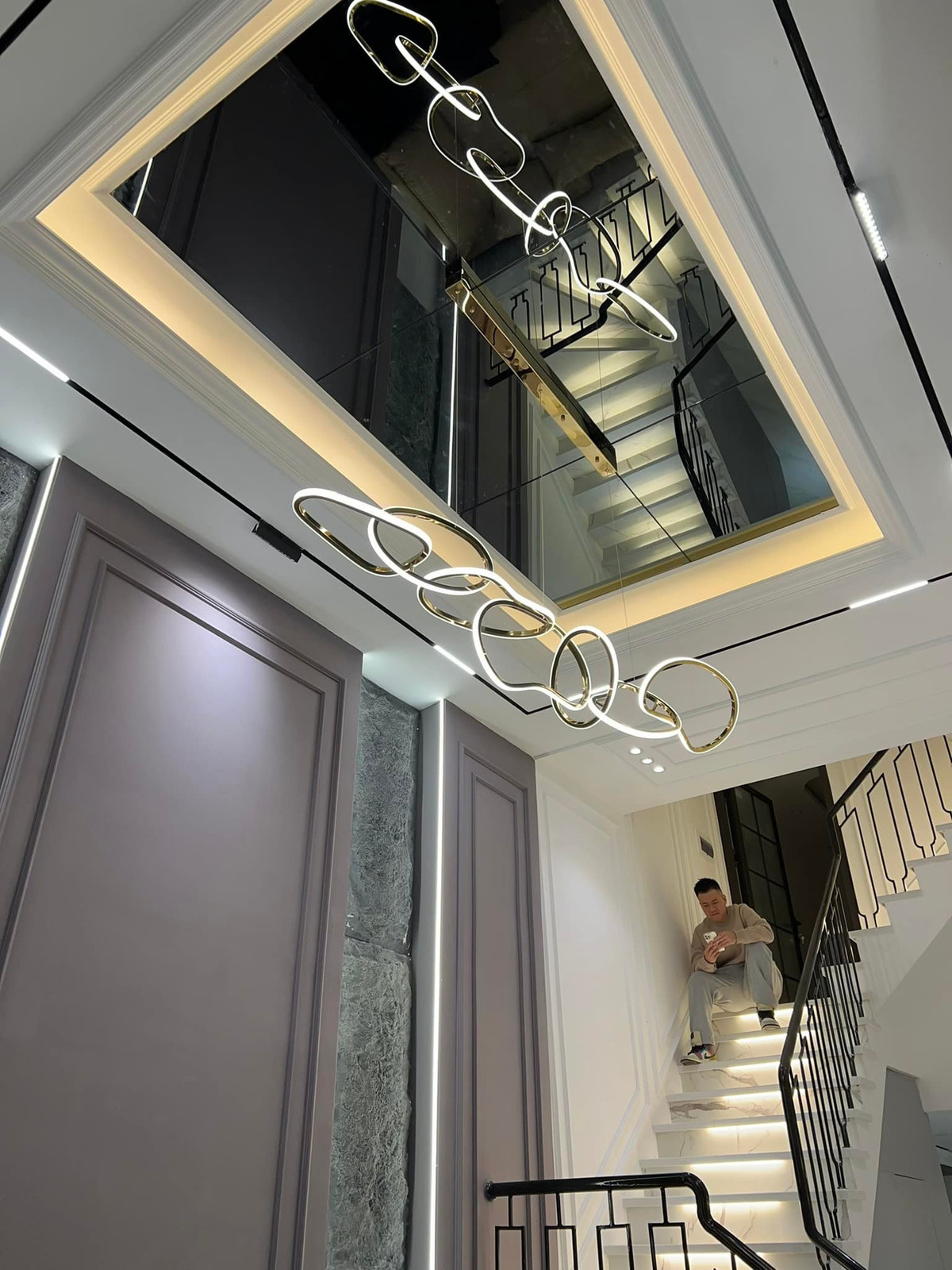 Căn nhà thiết kế theo phong cách hiện đại, sang trọng.