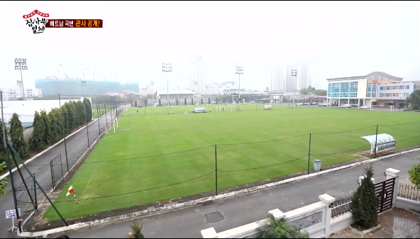 Từ tầng 3 của căn nhà có thể phóng tầm mắt ra xa và ngắm nhìn toàn bộ khu tập luyện tại Trung tâm đào tạo trẻ của VFF. Ảnh: SBS