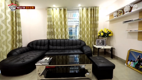 Ngôi nhà thầy Park ở tại Việt Nam có nội thất khá đơn giản. Phòng khách chỉ gồm một bộ sofa và vài món đồ trang trí đơn giản. Ảnh: SBS