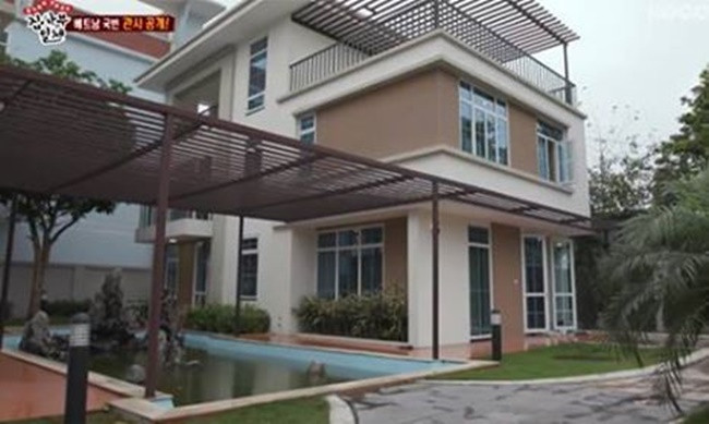 Trong khuôn viên nhà có hồ nước nhỏ với tiểu cảnh đẹp mắt. Ảnh: SBS