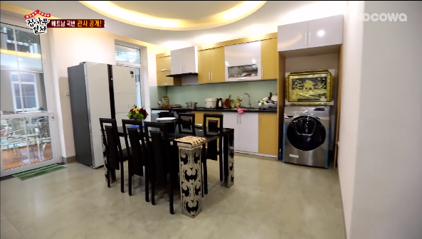 Căn bếp đầy đủ tiện nghi với tủ lạnh, máy giặt, bàn ăn...Ảnh: SBS