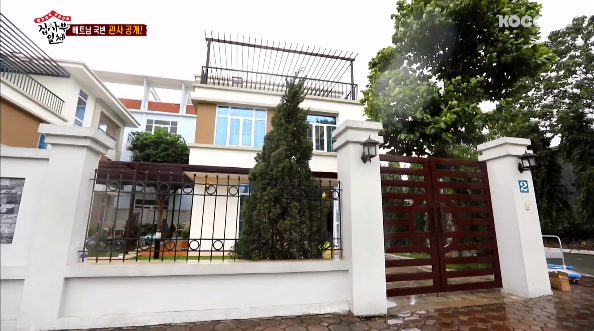 Căn nhà sở hữu không gian rộng rãi. Bên ngoài được bao phủ bởi nhiều cây xanh. Ảnh: SBS