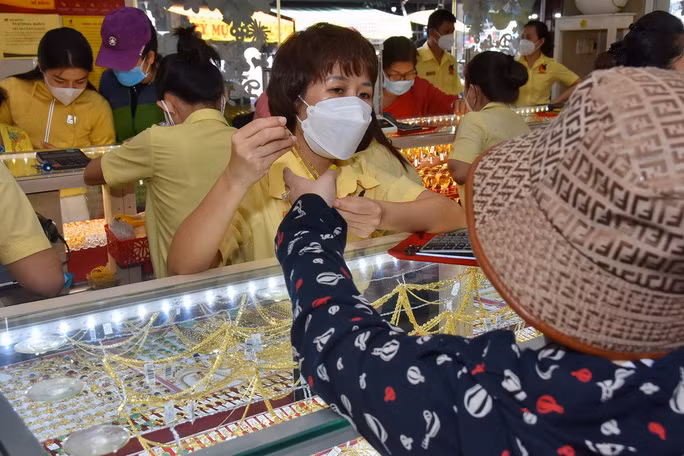 Gia vang hom nay 23/4: Tieu tan hon nua trieu dong/luong sau mot dem