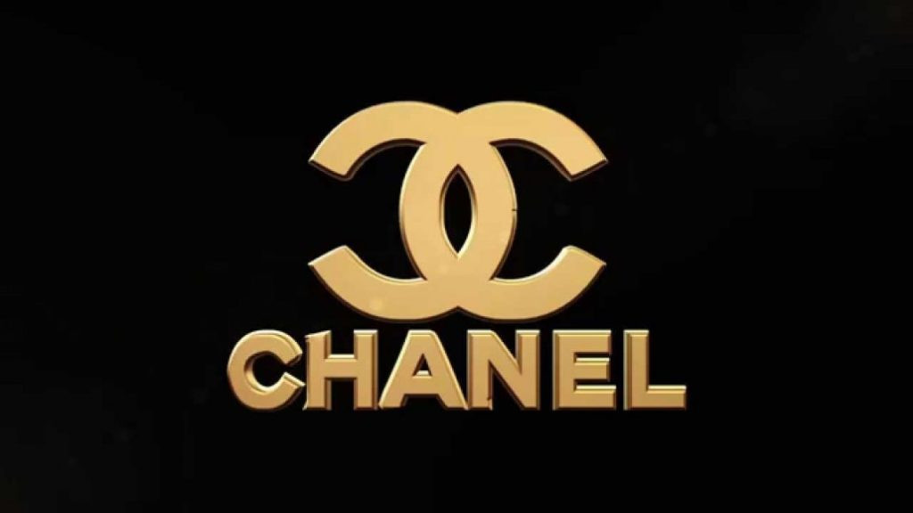 Chanel người ta thường nghĩ ngay đến hãng thời trang cao cấp, xa hoa. Mẫu logo Chanel giới thiệu lần đầu vào năm 1952 trên chai nước hoa Chanel No.5 và trở nên nổi tiếng khắp thế giới.