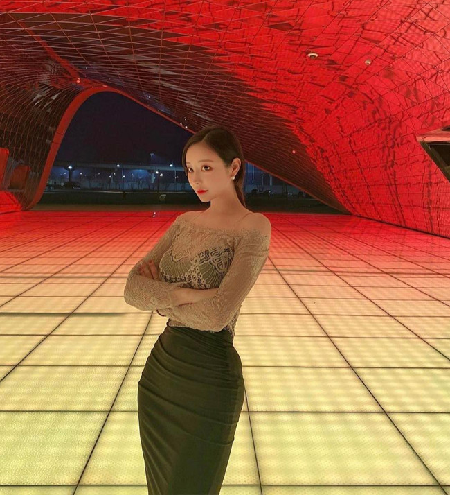 Jerry tốt nghiệp Thạc sĩ chuyên ngành Cao học Quốc tế tại Đại học Quốc gia Seoul. Ngoài ra, cô còn là giáo viên dạy tiếng Anh TOEIC YBM. Không chỉ thế, Jerry cũng là MC quen mặt của kênh EduTV "10 phút nói tiếng Anh mỗi ngày" và là diễn giả truyền cảm hứng.