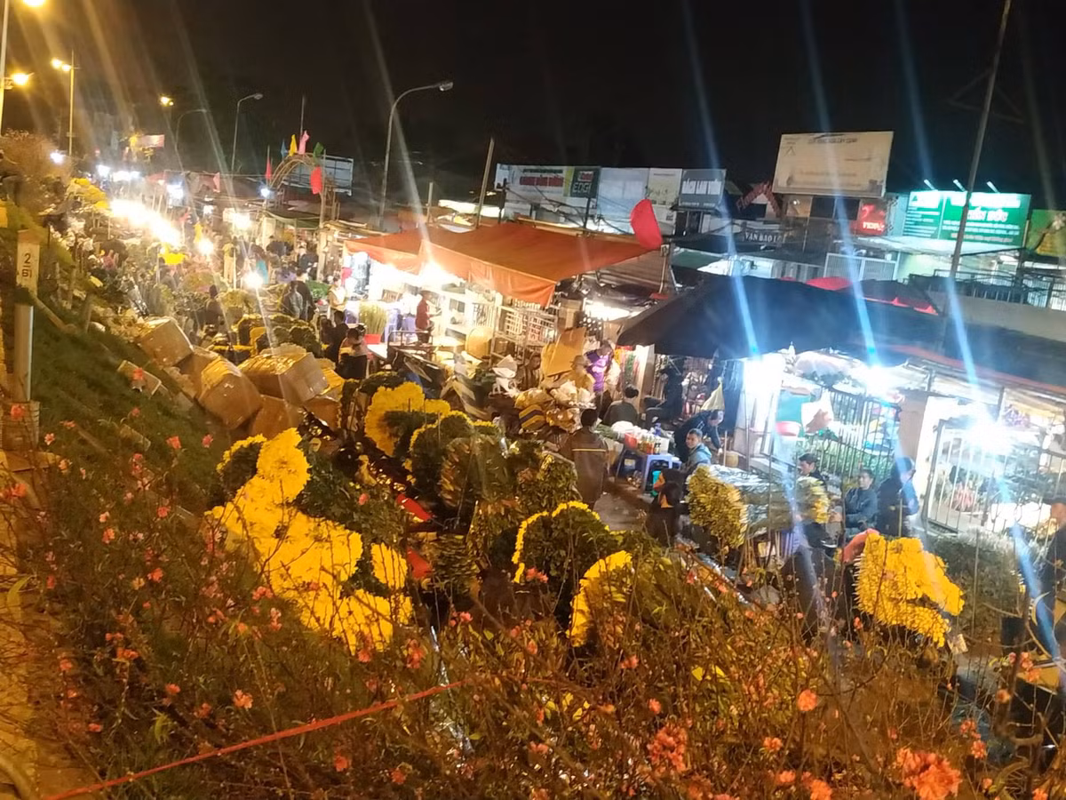 Mặt hàng chính tại chợ vẫn là các loại hoa để cắm, với nhiều chủng loại khác nhau. Hoa ở đây có nguồn gốc từ làng Tây Tựu, Mê Linh, Nhật Tân… Ảnh: Thuongtruong